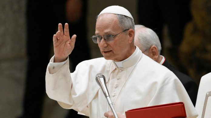 papa-leao-xiv-mao-erguida-sala-paulo-vi-_-foto-zuma-press-wire-via-reuters-connect