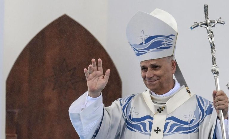 Papa condena indiferença e pede mais humanidade durante visita à ilha de Lampedusa