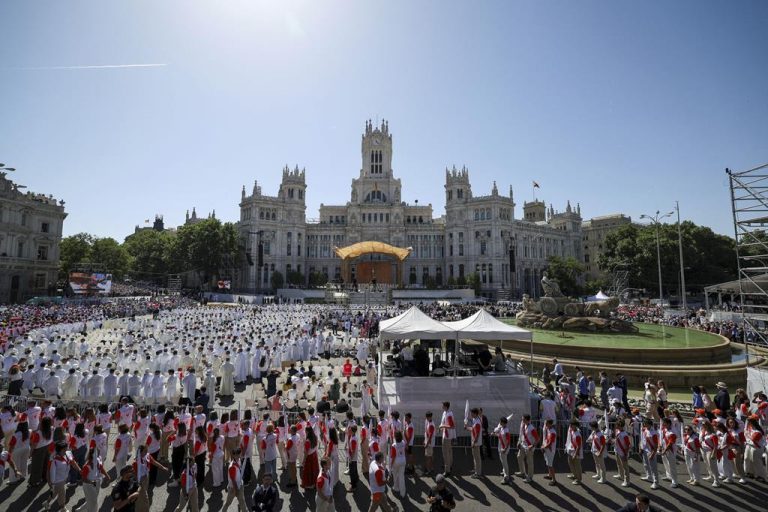 Mais de um milhão de fiéis participam na missa de Corpo de Deus presidida pelo Papa em Madrid