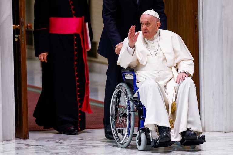 Parâmetros hemodinâmicos e respiratórios do Papa “estão estáveis”