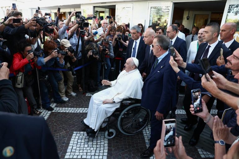 Papa já deixou hospital. “Estou vivo”