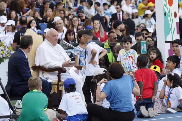 O Papa é luminoso. Por onde passa deixa um rasto de luz