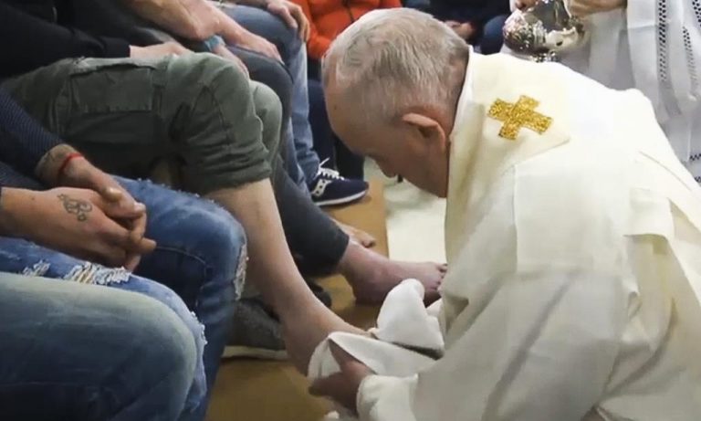 Papa preside a rito do lava-pés numa prisão em Roma