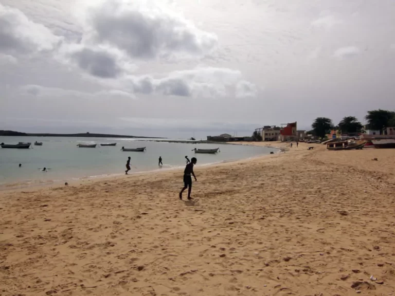 Emprofac apadrinha praia d’Diante em Sal Rei