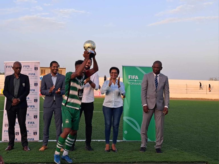 Latche eleito melhor jogador do campeonato nacional de futebol 