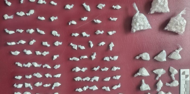 Detida mulher suspeita de crime de tráfico de drogas de alto risco