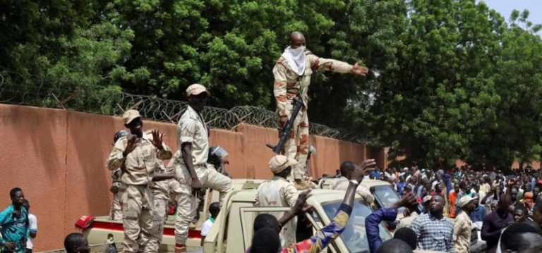 Mali e Burkina Faso enviam delegação conjunta de solidariedade ao Níger após golpe militar