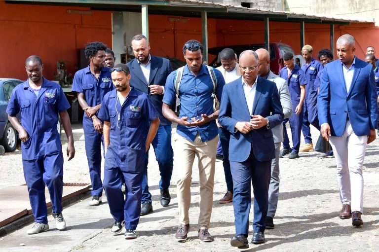 PM “muito satisfeito” com compromisso do seu Governo com juventude