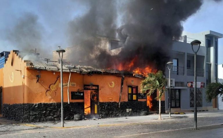 Última hora/Sal. Incêndio deflagra em bar na Pedonal de Santa Maria 