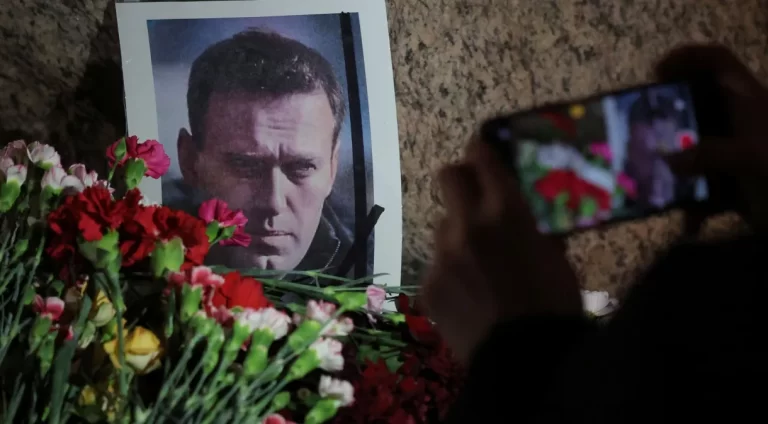 Centenas de pessoas detidas em manifestações em memória de Alexei Navalny
