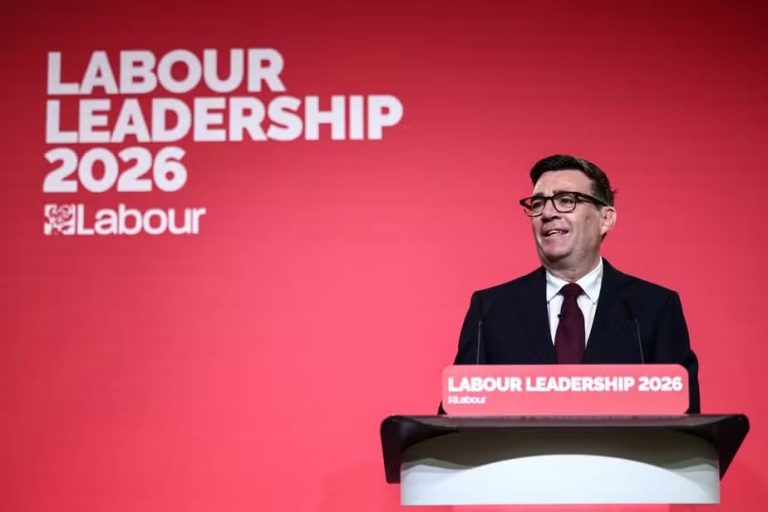 Andy Burnham assume liderança do Partido Trabalhista e deverá tornar-se primeiro-ministro do Reino Unido
