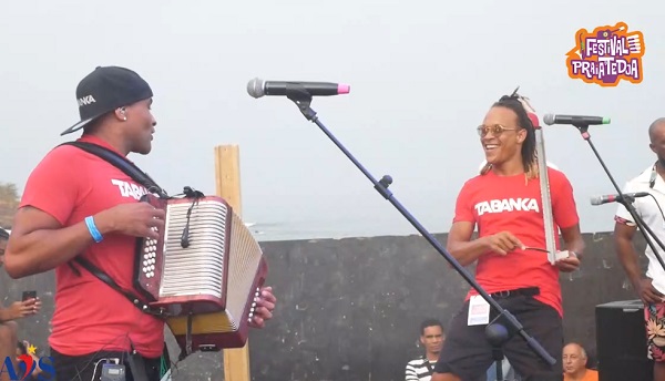 Público rendido ao Tabanka no fecho do primeiro dia de Praia d’ Tedja