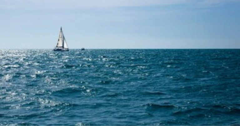 Três Lituanos resgatados em alto mar chegam ao porto da Praia. Um não sobreviveu