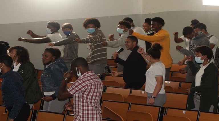 Brava. Universitários partilham experiência com os pré-universitários