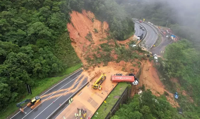 China. Desabamento de autoestrada deixa pelo menos 48 mortos