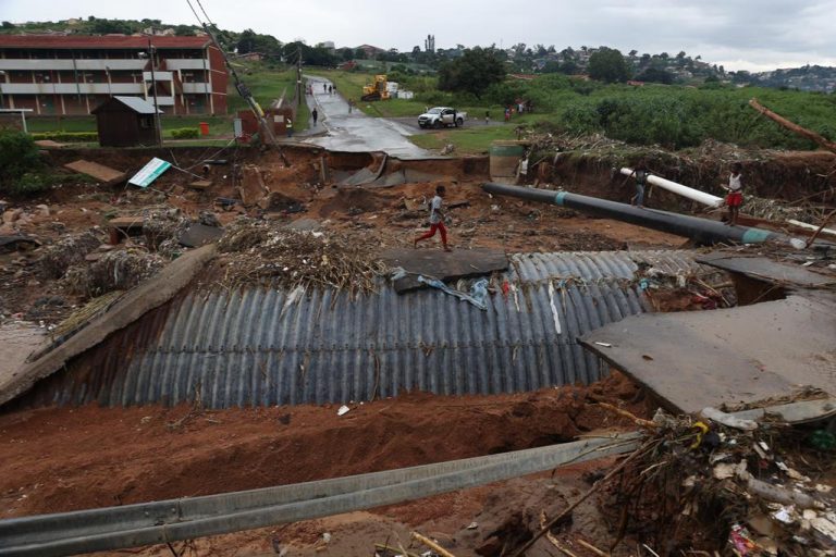 Cheias causam cerca de 400 mortes na África do Sul